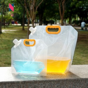 टोंटी के साथ प्लास्टिक पेय बैग